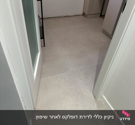 רצפה נקייה בחדר עם דלת פתוחה ורהיטים